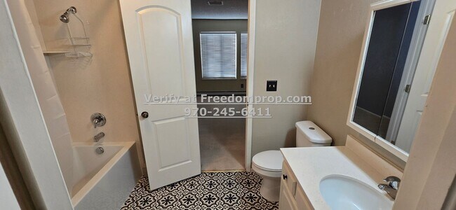 Building Photo - Updated 2 bedroom 2 bath Townhouse in central Grand Junction