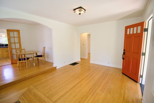 Building Photo - 212 Gilbert Ave