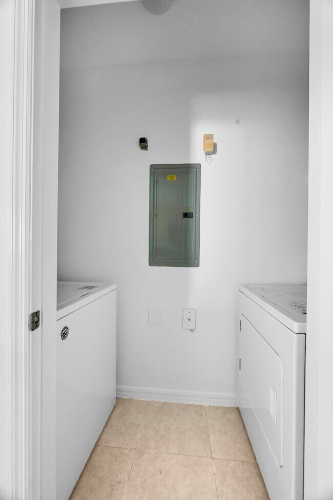 Building Photo - 106 SW Peacock Blvd