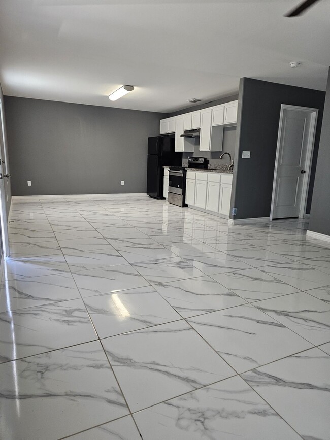 Building Photo - 357 Riverhill Loop