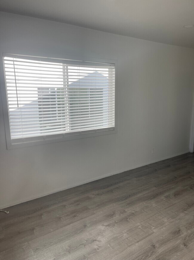 Bedroom - 3750 Clarington Ave