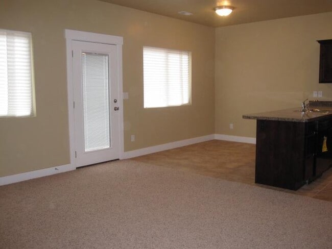 Building Photo - Beautiful Layton Townhome for Rent