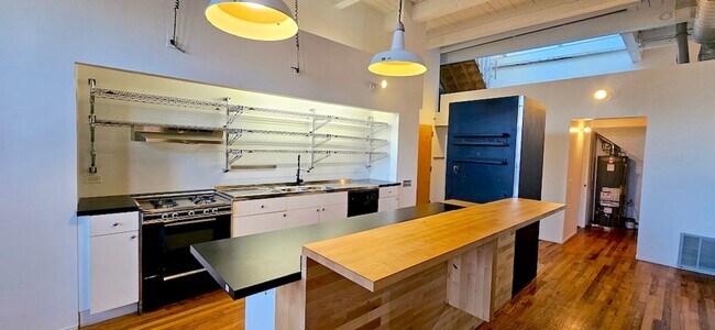 Building Photo - RAVENSWOOD - BEAUTIFUL 1BD/1BTH LOFT FOR R...