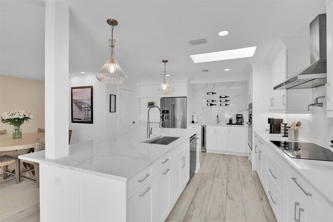 Building Photo - 17026 Bay St