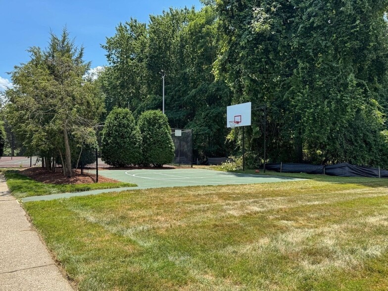 Building Photo - 2008 Windsor Dr