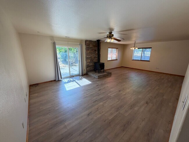 Building Photo - 3 Bed 2 Bath Country Home