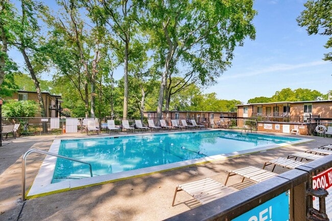 Building Photo - 2601 Hillsboro Pike