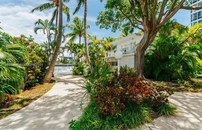 Building Photo - 6865 Bay Dr