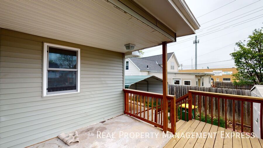Building Photo - 630 N Nesmith Ave