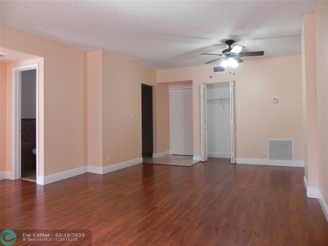 Building Photo - 901 Hillcrest Dr