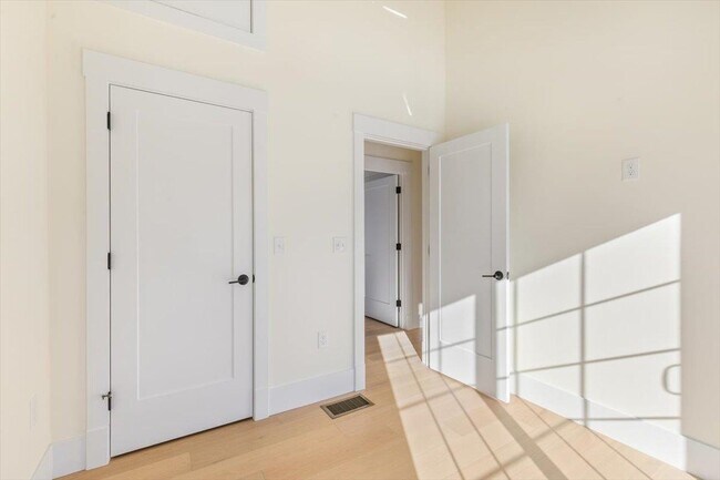 Building Photo - 639 E Broadway