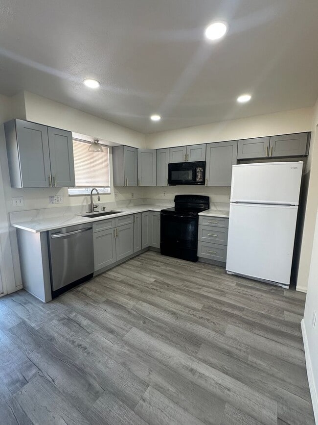 Building Photo - Bi-level duplex in Wheat Ridge