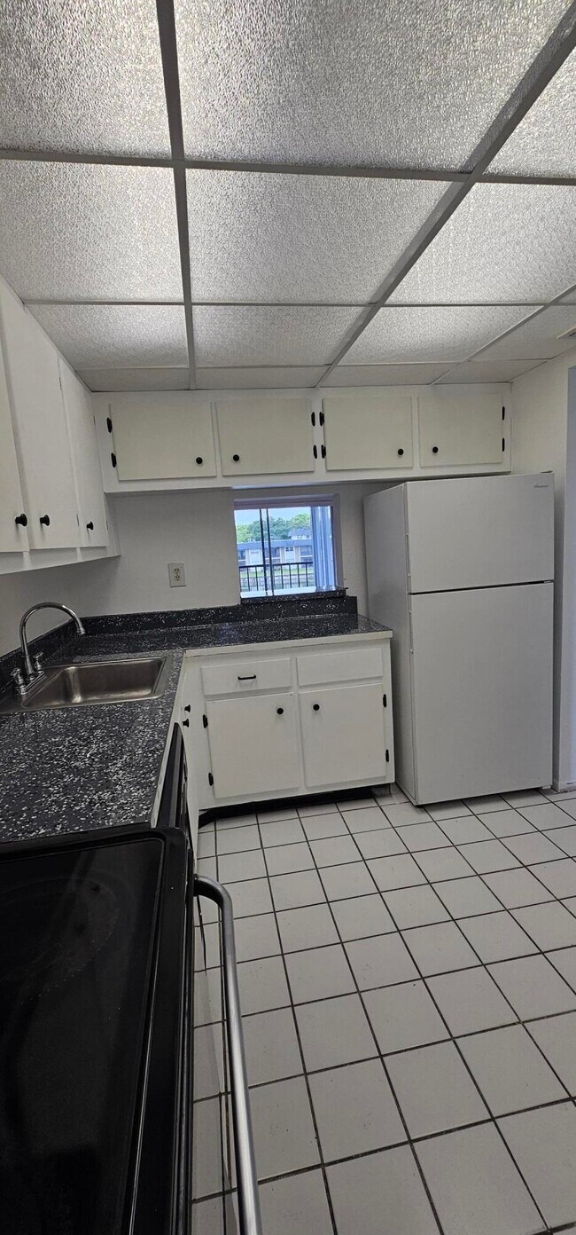 Building Photo - 7910 N Colony Cir