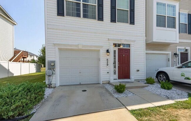 Building Photo - 3 level End Unit townhouse w/bump out in B...