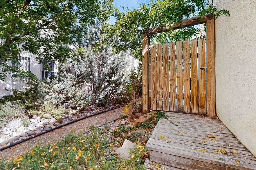 Building Photo - 5528 Overlook Dr NE