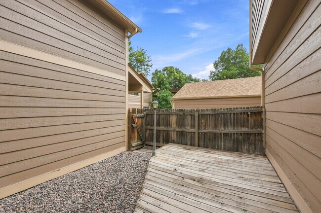 Building Photo - $2,395.95 - 2 Bed, 2.5 Bath Garden Unit in Aurora with Central AC and In Unit Laundry!