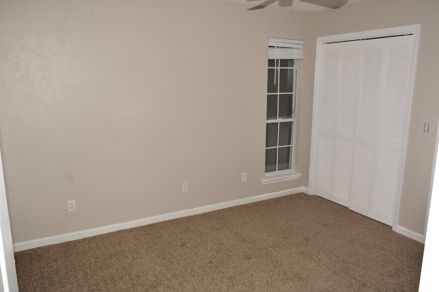 Building Photo - 3996 Bothwell Terrace