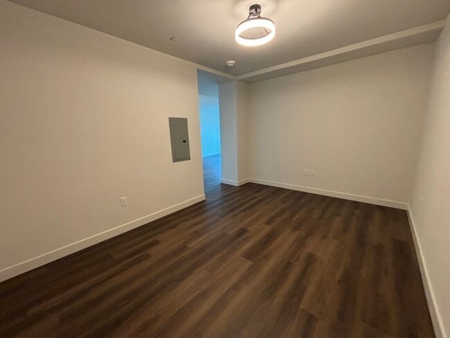 Building Photo - Spacious 1-Bed, 2-Bath + Den with Lake Vie...