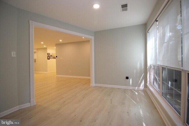 Building Photo - 2233 Lovedale Ln