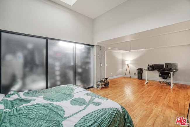 Building Photo - 460 S Spring St