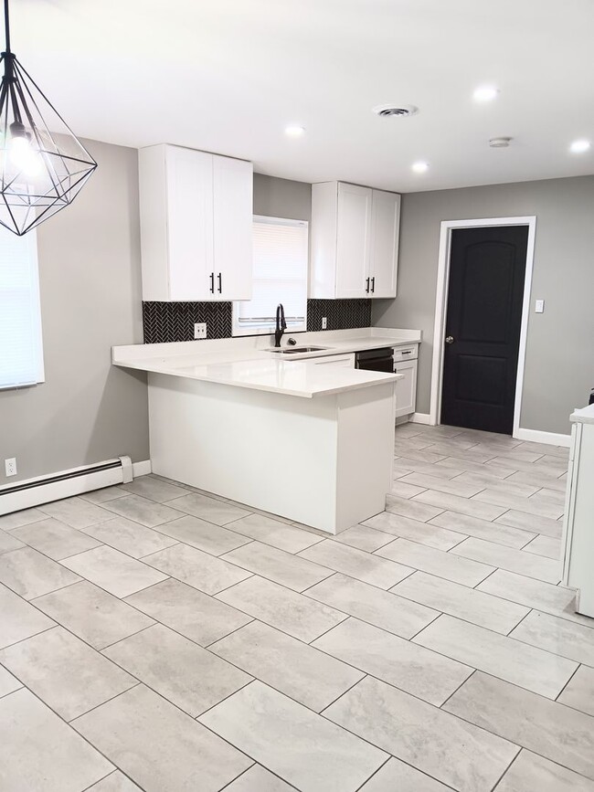 Building Photo - Beautifully Renovated, Modern 3 bedroom 2....