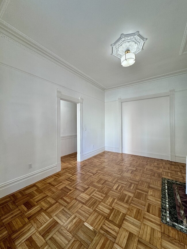 Building Photo - Top Floor/Spacious 4 Bedroom Flat - Great ...