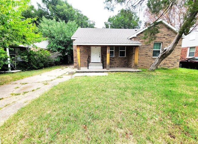 Primary Photo - 311 E Douglas Dr