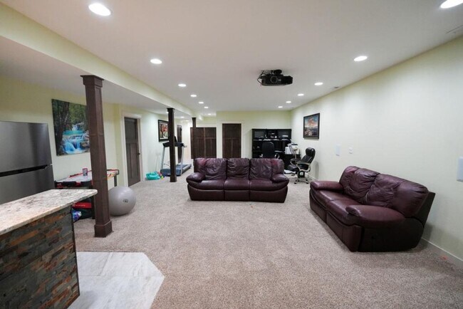Building Photo - "Luxury Ranch Living: Your Dream Home with Furnished Basement in Urbandale"