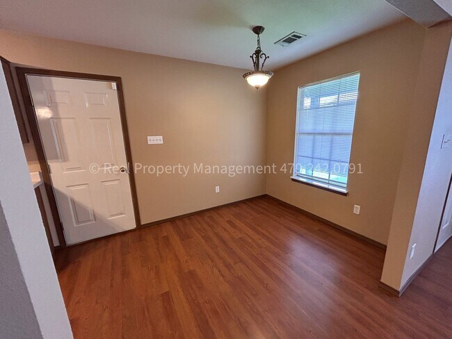 Building Photo - 1001 Trenton Dr
