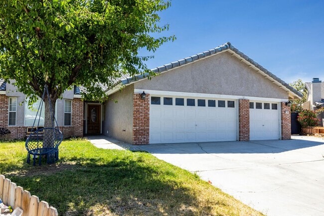 Building Photo - NORTHWEST SOLAR HOME - AVAILABLE NOW!!