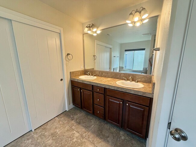 Building Photo - Hollister-Beautifully Updated 4BD/3BA Home with Garden Backyard in Prime Hollister Location