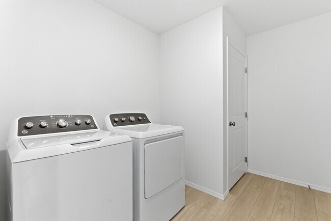 Building Photo - 1334 N Wilhelm Wy