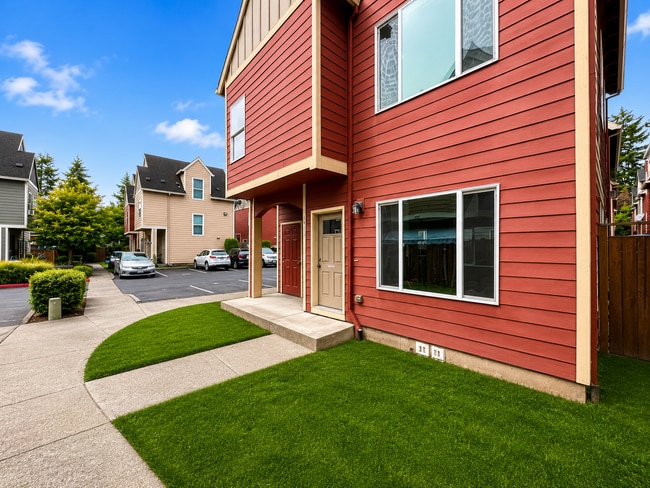 Building Photo - Bright End-Unit Townhouse with a Loft & Covered Patio