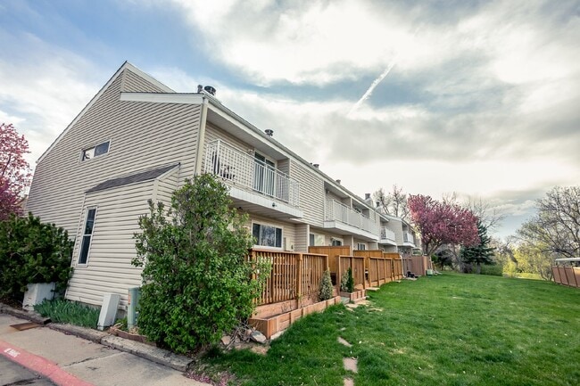 Building Photo - End Unit Townhome for Rent-move in ready N...