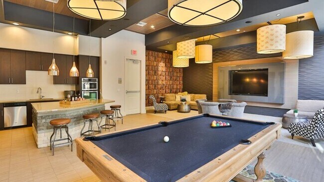 Building Photo - 2625 E Camelback Rd