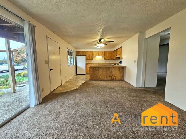 Building Photo - MOVE IN SPECIAL: $500 OFF on First Full Months Rent! Charming 4-Plex 2 Bedroom 1 Bathroom Unit Av...