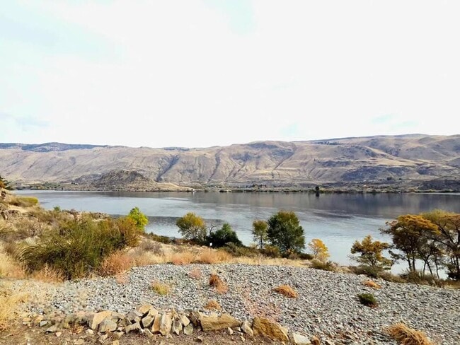 Building Photo - Gorgeous 4 Bed, 3 Bath Home w/ STUNNING RIVER FRONT VIEWS!!