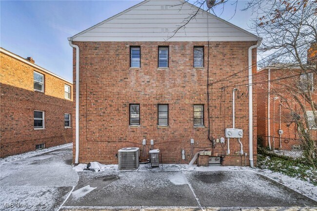 Building Photo - 422 E 222nd St