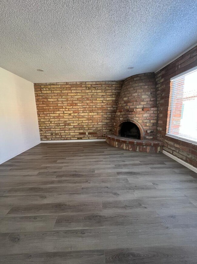 Primary Photo - 3054 N Cherry Ave