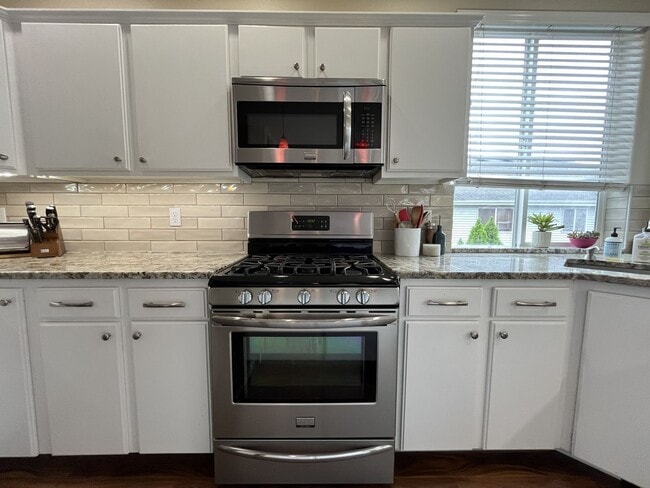 Building Photo - Elegant 5BR + Bonus Room Home with Bay Windows, Entertainment Room & Oversized Primary Retreat