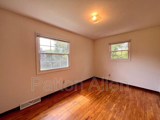 Building Photo - 26 Pine Ln