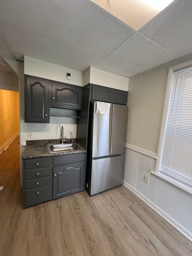 Building Photo - 5 Bedroom House