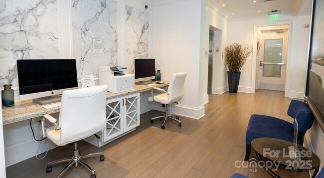 Building Photo - 10624 Parrish St