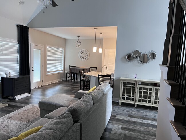 Building Photo - 557 Dexter Dr