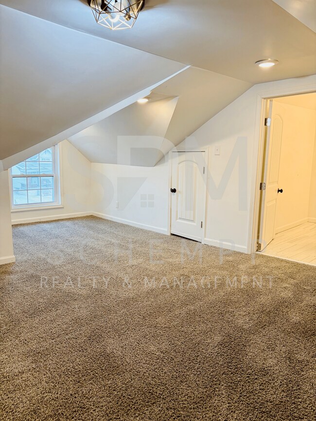Building Photo - 826 S 38th St