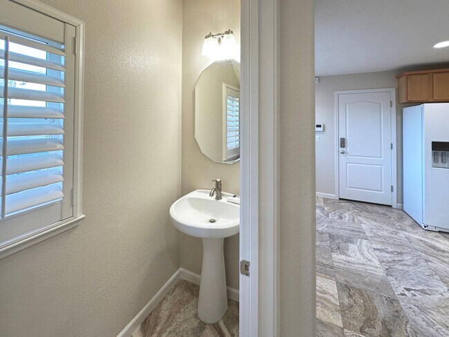 Building Photo - Beautifully Upgraded 3BD/2.5BA Citrus Heights Home with Covered Patio & Modern Amenities!