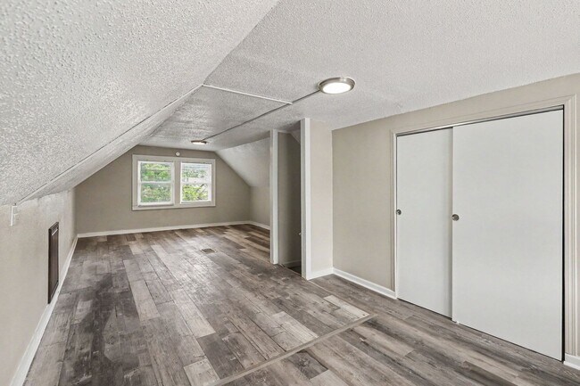 Building Photo - *MOVE IN SPECIAL* $250 Off First Full Month's Rent OR Free 55in TV!
