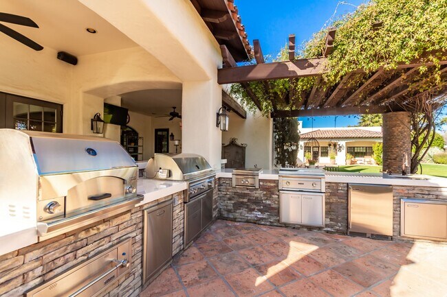 Building Photo - MUST SEE!!! FULLY-FURNISHED LUXURIOUS 6 Be...