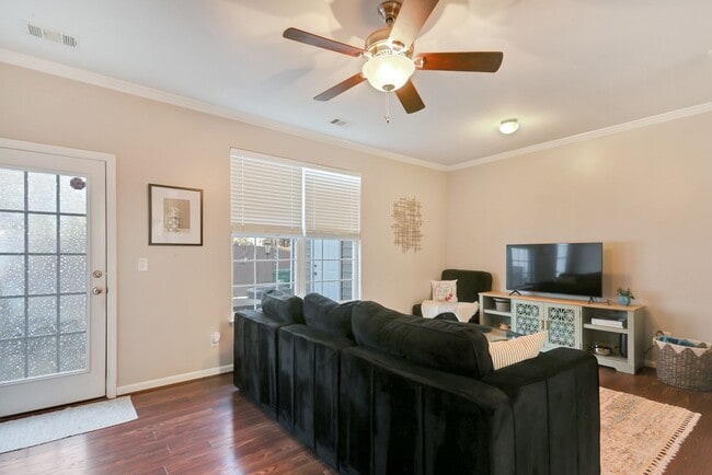 Building Photo - Charming 3 BD - 2.5 BA townhome located so...