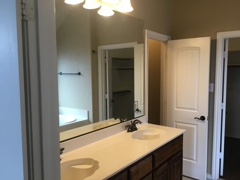 Building Photo - 4112 Chloe Ln